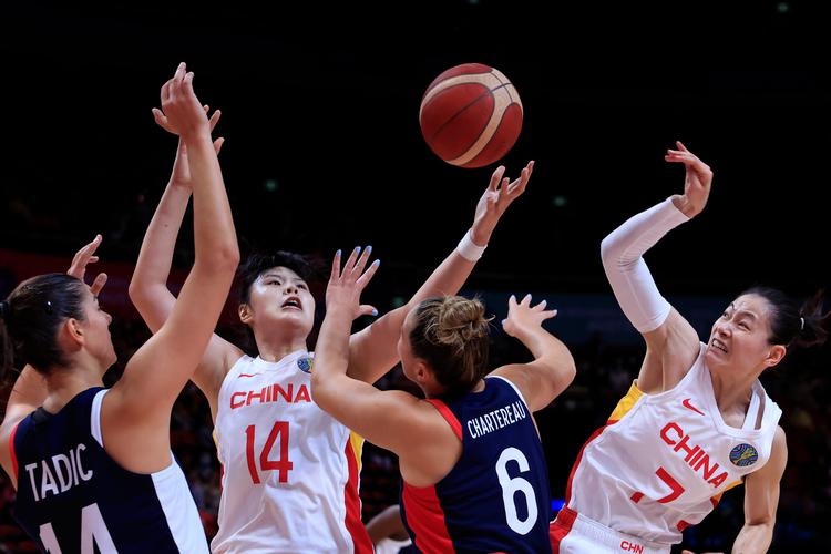 中国女篮半决赛直播