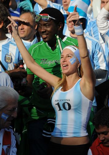 阿根廷女球迷掀开衣服